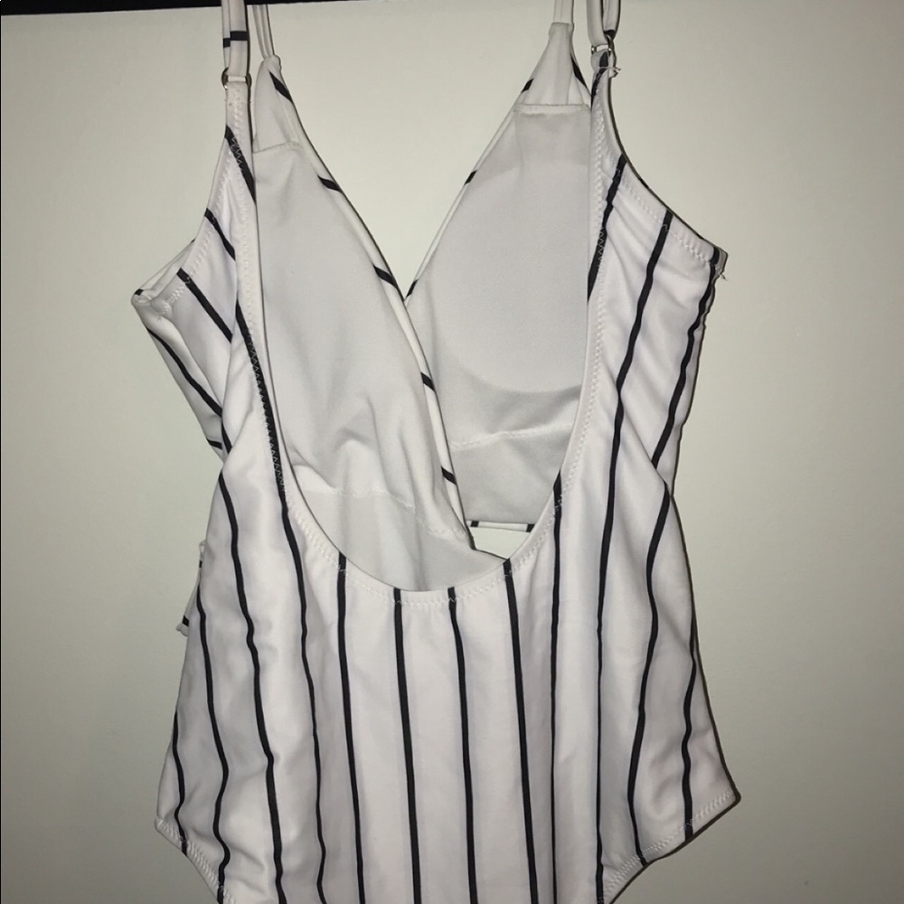 One piece - Picture 2 of 2